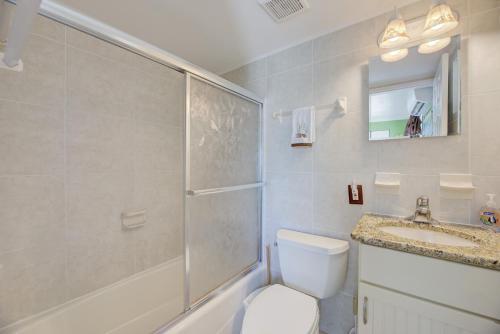 Bilik mandi di BEACHFRONT Studio Condo
