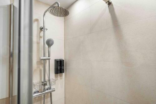 y baño con ducha con cabezal de ducha. en Eclectic & elegant apartment by REMS, en Málaga