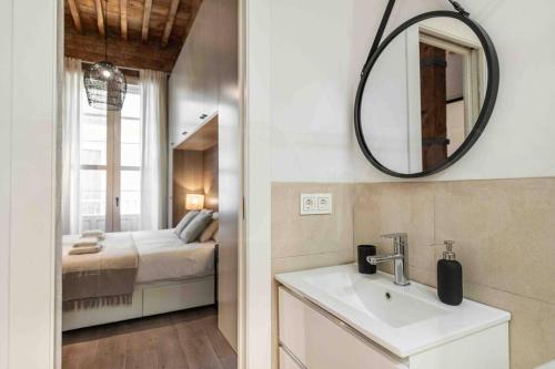 Eclectic & elegant apartment by REMS photo 13