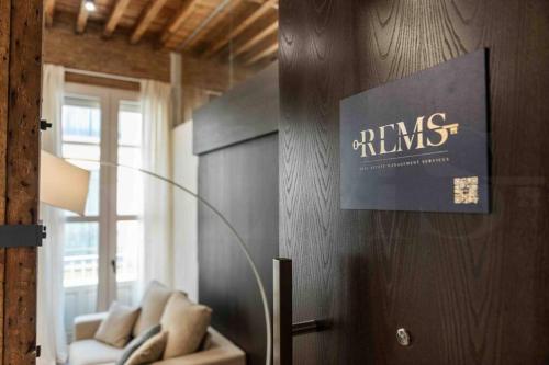 Eclectic & elegant apartment by REMS photo 32
