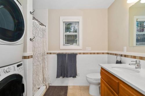 ポートランドにあるLovely Laurelhurst Livingのバスルーム(トイレ、洗面台、洗濯機付)