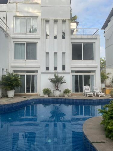 una casa con piscina frente a un edificio en VILLA M - JIA 4 CANDOLIM GOA 3BHK, Pool Facing, Near Beach, Free Breakfast, Free WIFI and Prime location, en Aguada