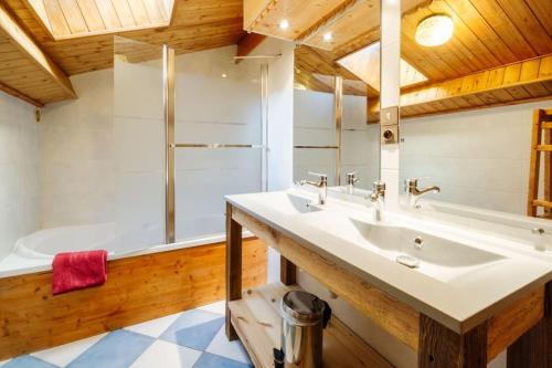 uma casa de banho com um lavatório branco e uma banheira em La turra em Lanslebourg-Mont-Cenis