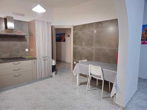 uma cozinha com mesa e cadeiras num quarto em Sea-View 1 Bedroom Apt -Sleeps 4 em Marsaskala