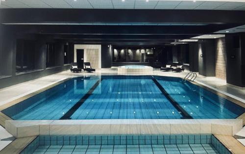 a large swimming pool in a building at Highland Lodge Fjellandsby - 3105 in Geilo
