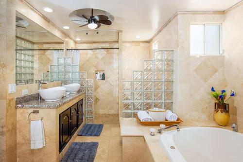 un bagno con vasca, due lavandini e doccia di Casa Vista al Mar a San José del Cabo