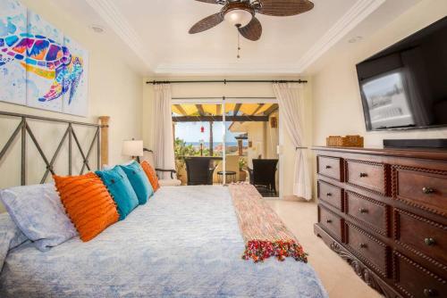 una camera con letto, TV e cassettiera di Casa Vista al Mar a San José del Cabo