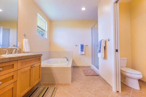 Et badeværelse på Amazing private home with AC, Pool, Garage, Hot Tub and Toys N27C