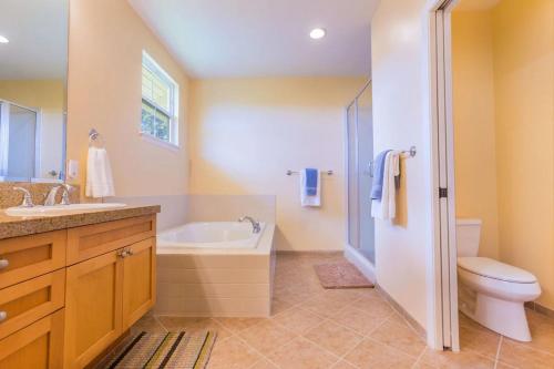 Ένα μπάνιο στο Amazing private home with AC, Pool, Garage, Hot Tub and Toys N27C