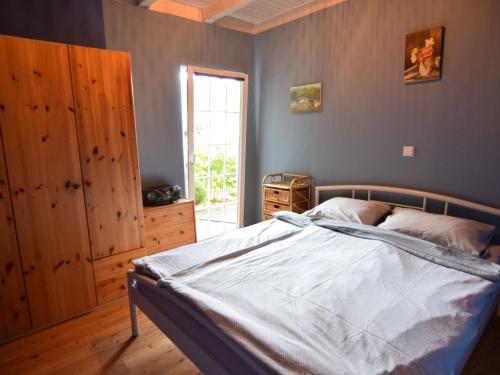 1 dormitorio con cama y ventana en Cottage by the lake in Nadole, en Nadole