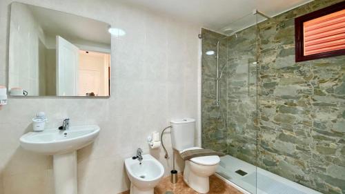 W łazience znajduje się umywalka, toaleta i prysznic. w obiekcie Bahia Sol Dream -Caleta de Fuste- w mieście Caleta De Fuste