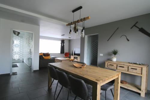 - une salle à manger avec une table et des chaises en bois dans l'établissement Gite L'Abeille, 