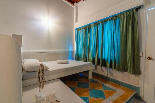 a small room with a bed and a window at Hotel Cocoliso Island Resort in Isla Grande