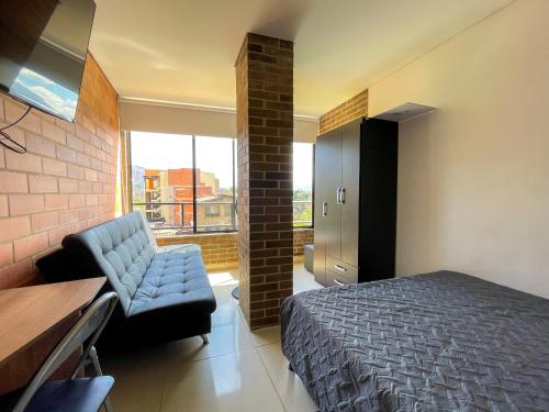 1 dormitorio con 1 cama, 1 silla y 1 ventana en Apartamentos Privados y extraordinarios en Medellín, en Medellín