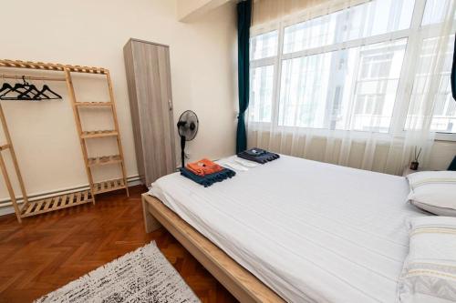 ein Schlafzimmer mit einem großen Bett und einem großen Fenster in der Unterkunft Kadıköy'de 4+1 12 kişilik daire in Istanbul