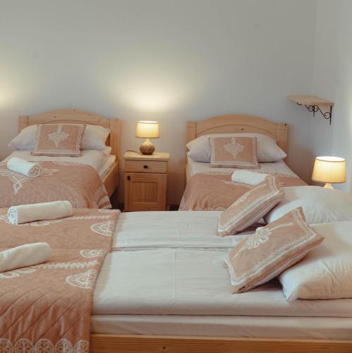 two beds sitting next to each other in a bedroom at Noclegi i Agroturystyka Dorota Rusnak in Poręba Wielka