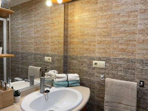 y baño con lavabo blanco y bañera. en Precioso apartamento junto al centro con garaje en Valencia