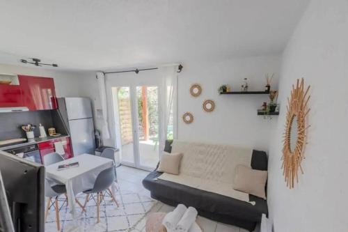 un salon avec un canapé et une table dans l'établissement House with garden near beach, au Barcarès