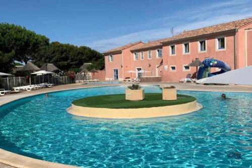 Бассейн в House with garden near beach или поблизости