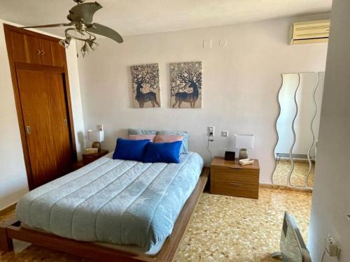 1 dormitorio con 1 cama y 2 cuadros en la pared en Precioso apartamento junto al centro con garaje en Valencia