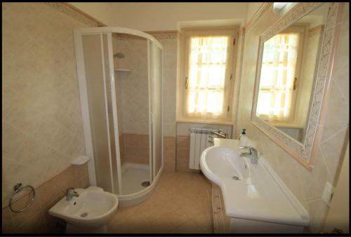 un baño con ducha y lavabo en Casa Girasole, en Camaiore