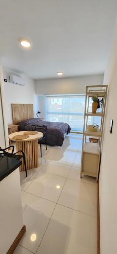 una sala de estar con una cama y una mesa en Departamento Temporario 54, en La Plata