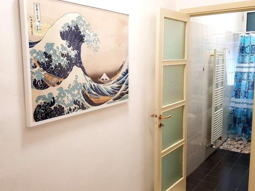 a painting of the wave on the wall in a bathroom at La Casina di Isola in Livorno