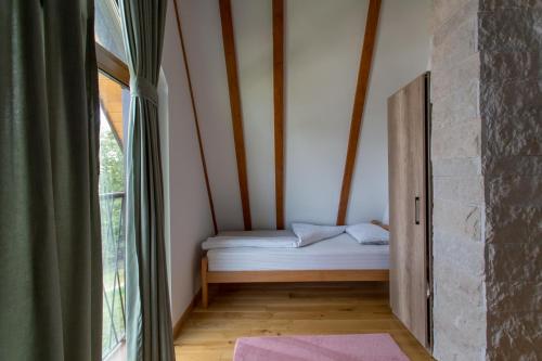 Camera piccola con letto e finestra di Vila Sun forest a Žabljak