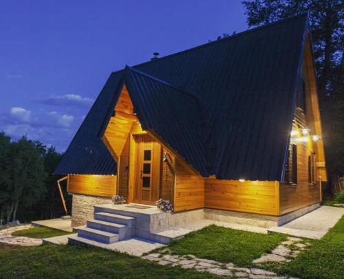Cabaña de madera con techo negro en Vila Sun forest, en Žabljak