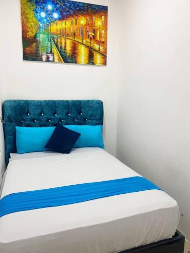 Bett in einem Zimmer mit Wandgemälde in der Unterkunft Departamento familiar en cdla privada in Guayaquil