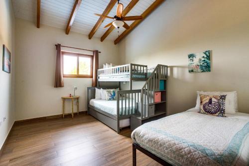 En eller flere senge i et værelse på South Gull Villa - Brand New Ocean Front