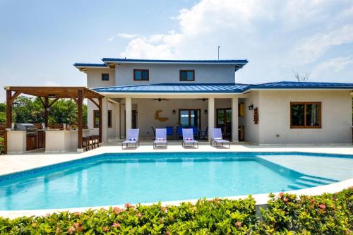 South Gull - 5 Bedroom Beachfront Villa w Large Pool Staff