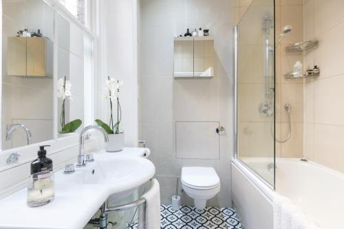 a bathroom with a sink and a toilet and a shower at Generously large 1 bedroom apartment in Farringdon in London