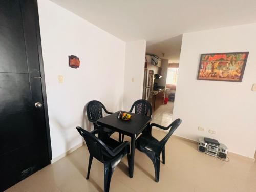 uma mesa preta e cadeiras num quarto em adriana sofia cartagena em Cartagena das Índias