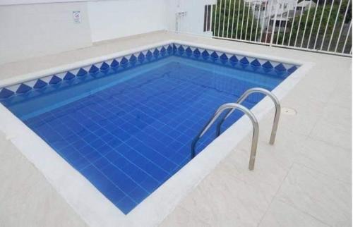 uma grande piscina com piso de azulejo azul em adriana sofia cartagena em Cartagena das Índias