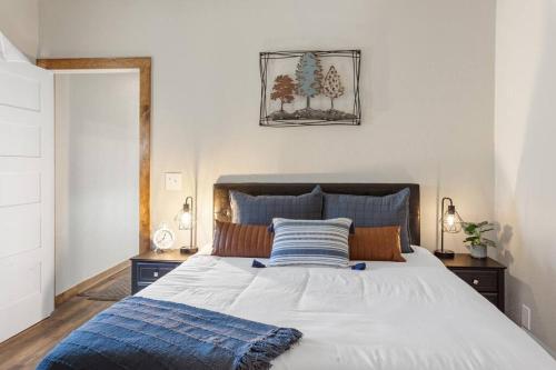 - une chambre avec un grand lit blanc et des oreillers bleus dans l'établissement Stylish Uptown Butte Condo -634, à Butte