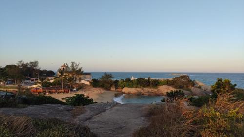 vista su una spiaggia con oceano di Lua de Aquarius Boutique Hostel a Tamoios