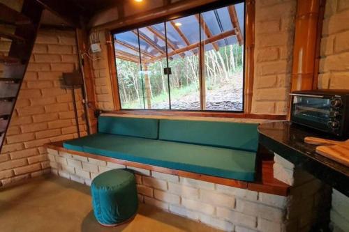 A seating area at Casa Libélula! Refúgio com excelente Wi-Fi /Dragonfly House! Nature retreat with great wifi