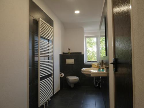 RadeburgにあるHotel & Ristorante Positanoのバスルーム(トイレ、洗面台付)、窓が備わります。
