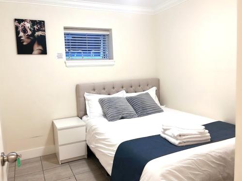 מיטה או מיטות בחדר ב-Seperate Entrance Entire Suite - Free Parking - Central Location - 2 bedrooms
