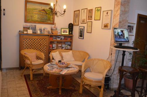 Televízia a/alebo spoločenská miestnosť v ubytovaní Hotel Garni Wieshof