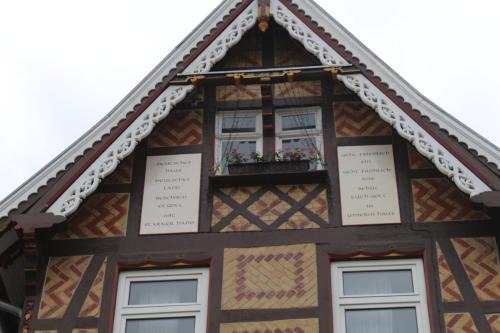 a house with flowers in a window at Hotel Alte Post in Bad Sooden-Allendorf