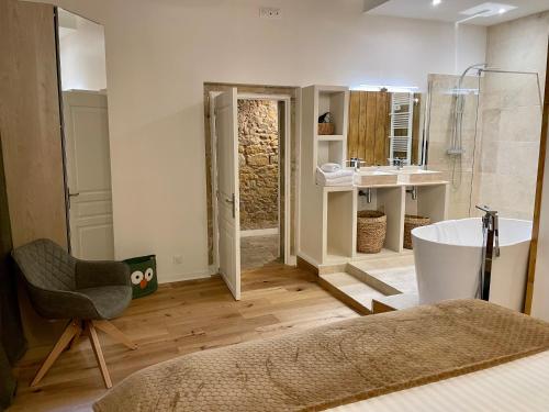 La salle de bains est pourvue d'une baignoire et d'un lavabo. dans l'établissement Les Balcons de Guignol, à Lyon