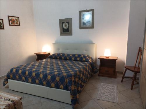- une chambre avec un lit et deux lumières sur deux tables dans l'établissement Holiday Villa, à Osilo