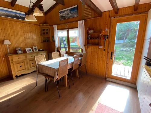 - une salle à manger avec une table et des chaises dans l'établissement Chalet de montaña, à Bolquère-Pyrénées 2000