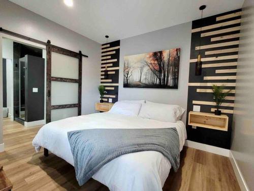 um quarto com uma cama e um quadro na parede em Luxury Villa over the Meadow em Show Low