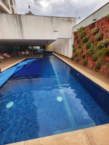 uma grande piscina com água azul num edifício em Ap inteiro Brasília Águas Claras em Águas Claras