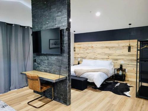 Un pat sau paturi într-o cameră la Penthouse Suite at Meadow View!