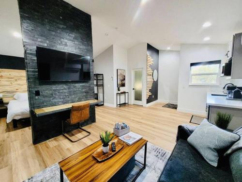 Kuchyň nebo kuchyňský kout v ubytování Penthouse Suite at Meadow View!