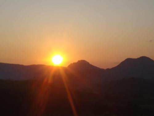 Pogled na izlazak ili zalazak sunca iz turističkih naselja